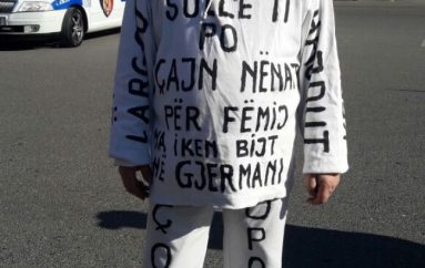 I moshuari proteston me mesazhe të “gdhendura në trup”
