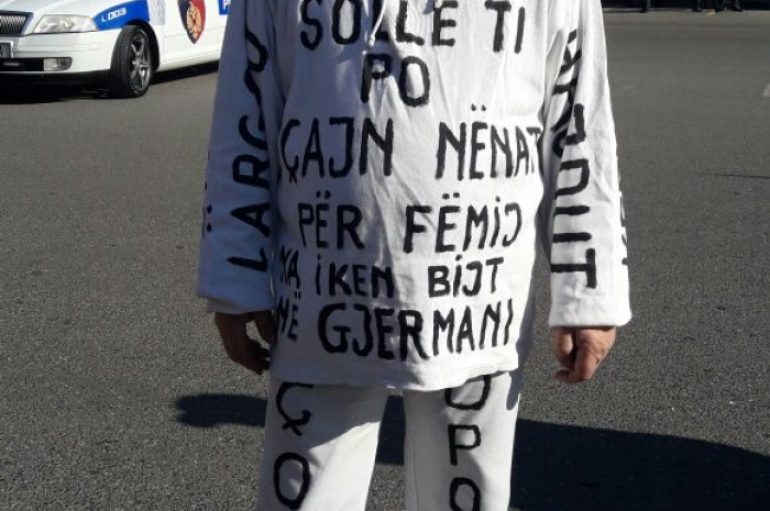 I moshuari proteston me mesazhe të “gdhendura në trup”
