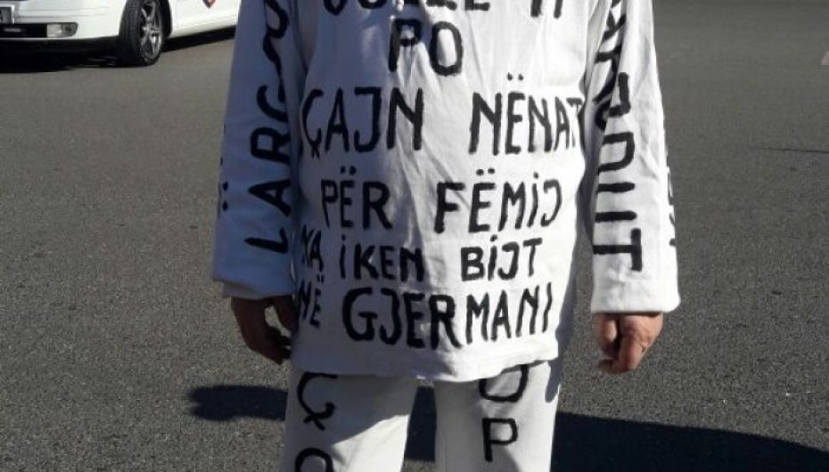 I moshuari proteston me mesazhe të “gdhendura në trup”