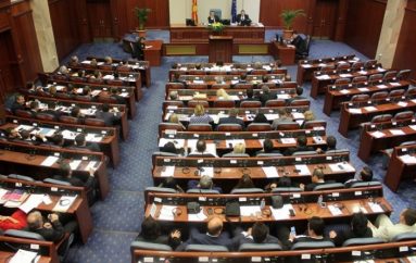 Shqipja bëhet gjuhë zyrtare në Maqedoni, politika shqiptare reagon për vendimin historik