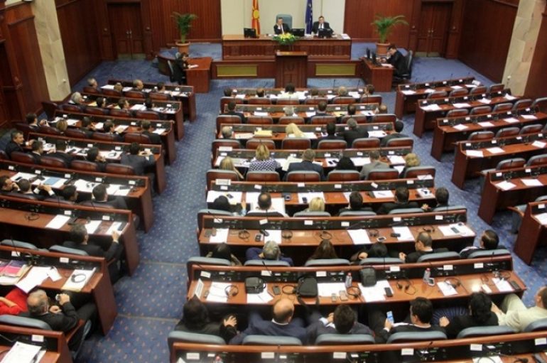 Shqipja bëhet gjuhë zyrtare në Maqedoni, politika shqiptare reagon për vendimin historik