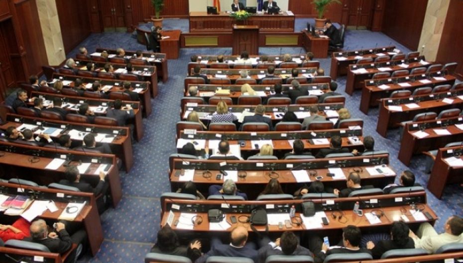 Shqipja bëhet gjuhë zyrtare në Maqedoni, politika shqiptare reagon për vendimin historik