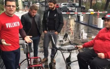 Të rinjtë shpërndajnë vullnetarisht karroca për persona me aftësi të kufizuar