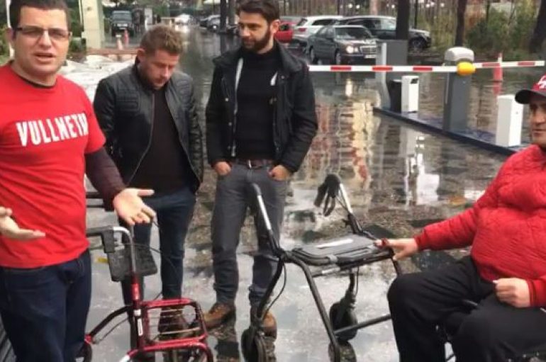 Të rinjtë shpërndajnë vullnetarisht karroca për persona me aftësi të kufizuar