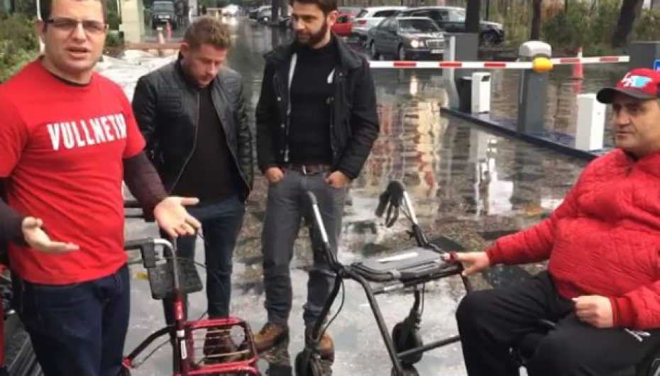 Të rinjtë shpërndajnë vullnetarisht karroca për persona me aftësi të kufizuar