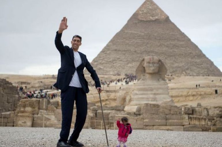 Burri më i gjatë dhe gruaja më e shkurtër në botë realizojnë foto fantastike