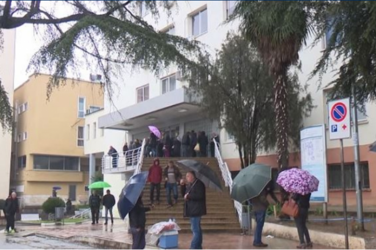 Gripi shkakton dyndje në spitale, mjeku i QSUT u bën thirrje njerëzve
