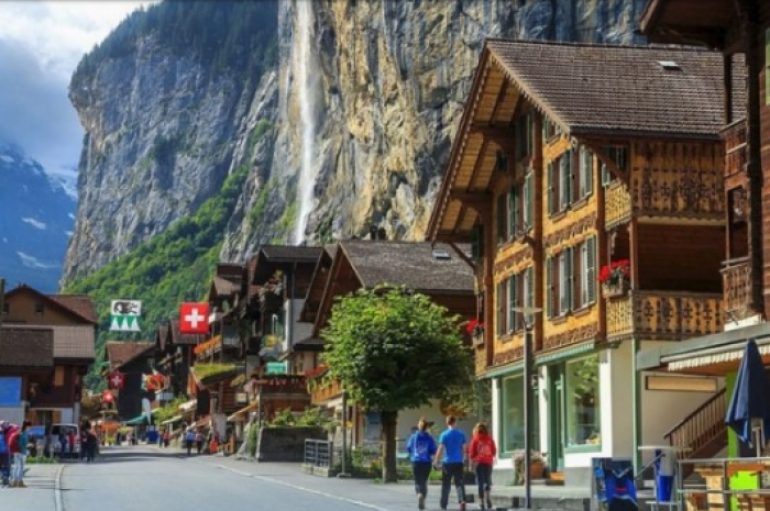 Fshati me vila në Zvicër i dhuron 21,500 euro kujtdo që shkon të jetojë aty