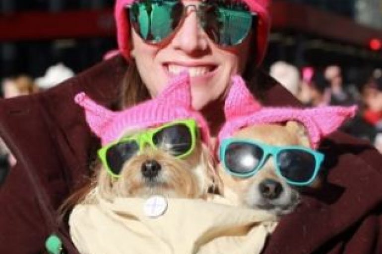 Qentë marshojnë me gratë (FOTO PIKANTE)