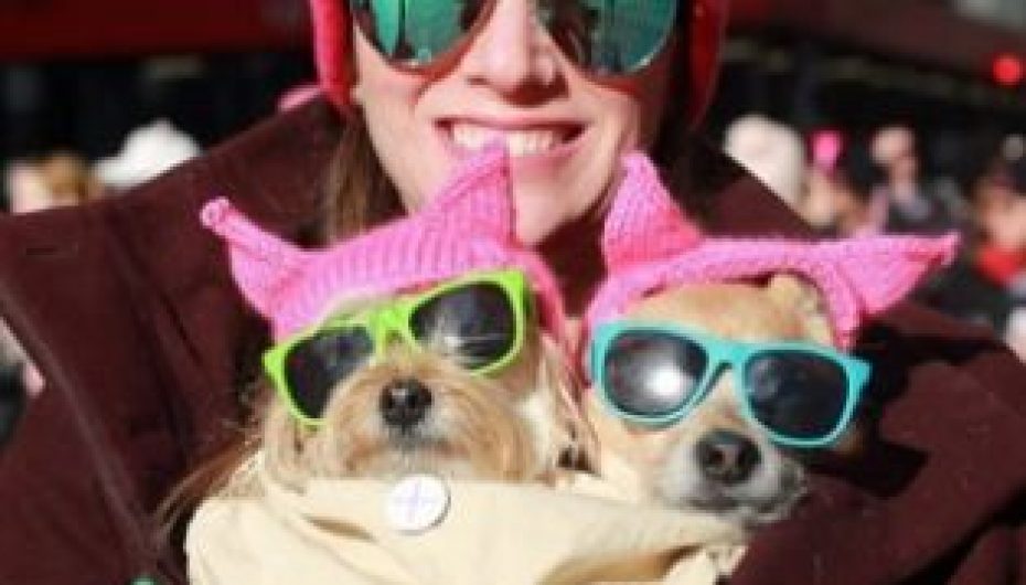 Qentë marshojnë me gratë (FOTO PIKANTE)