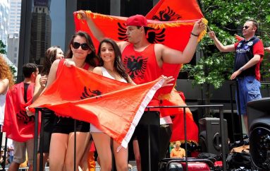 Flamuri shqiptar shpaloset në mes të Nju Jorkut 