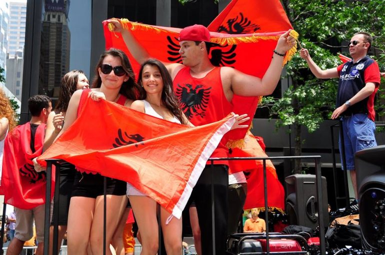 Flamuri shqiptar shpaloset në mes të Nju Jorkut 