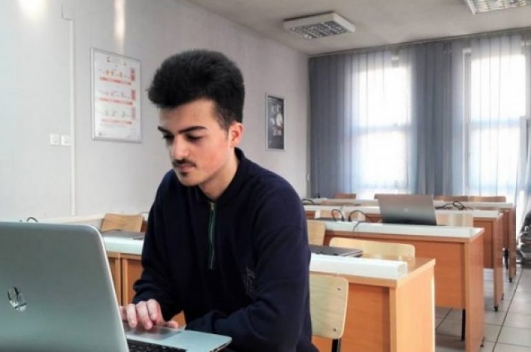 Durimi, i pari shqiptar që punon në kompaninë “Samsung”