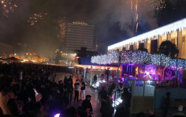 I “shpëtuan” fatit të adoleshentit që vdiq nga plumbi “qorr”, si festoi Tirana mbi çati (VIDEO)