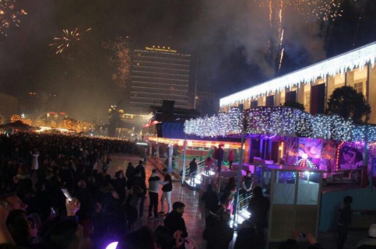 I “shpëtuan” fatit të adoleshentit që vdiq nga plumbi “qorr”, si festoi Tirana mbi çati (VIDEO)