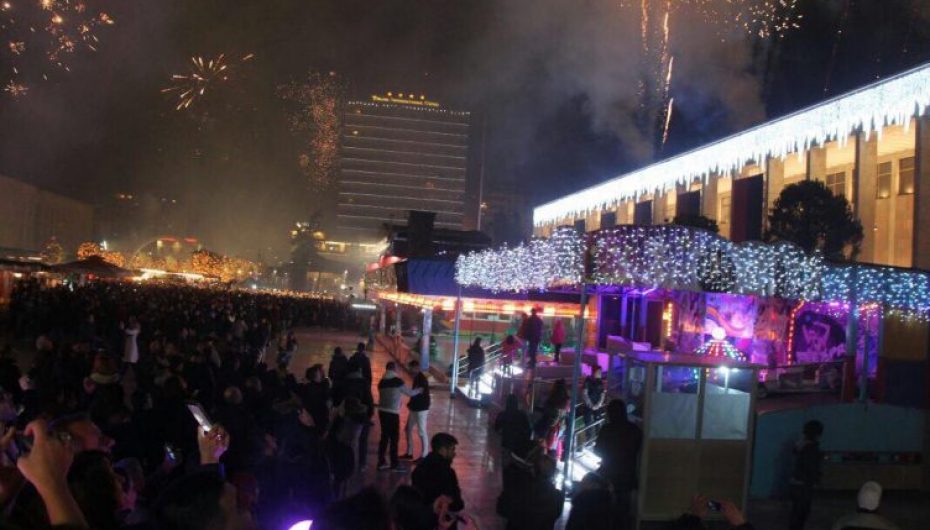 I “shpëtuan” fatit të adoleshentit që vdiq nga plumbi “qorr”, si festoi Tirana mbi çati (VIDEO)