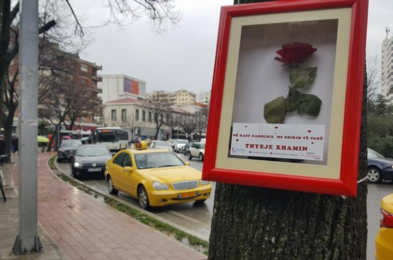 “Në rast dashurie me shikim të parë thyeje xhamin”