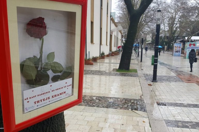 “Në rast dashurie me shikim të parë thyeje xhamin”