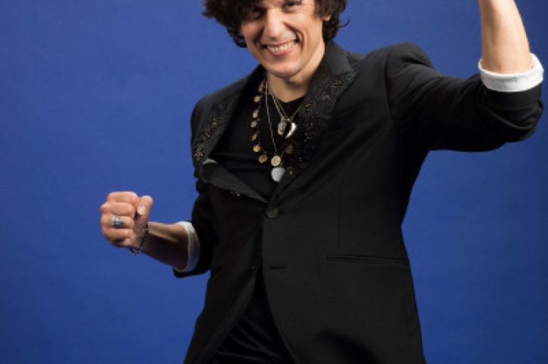 Ermal Meta krenon shqiptarët, triumfon në “Sanremo 2018”