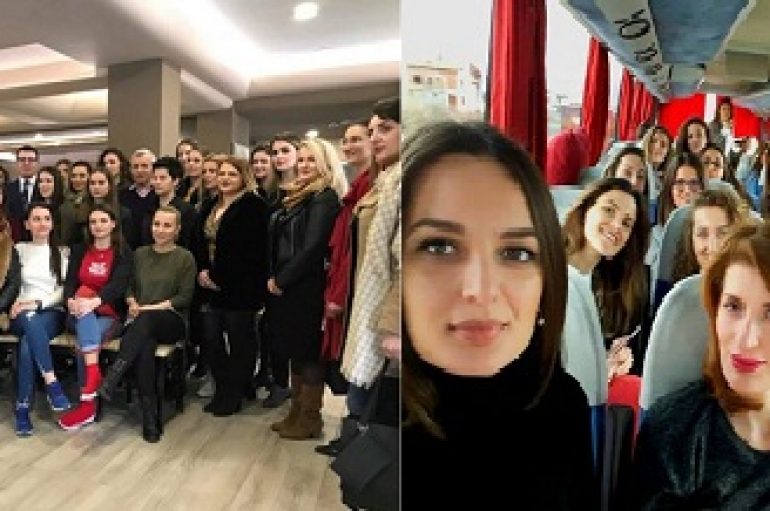 40 vajza dhe gra me emrin Saranda, nga politikanet tek akademiket…mblidhen në Sarandë, gazetarja zbulon simbolikën e rrallë të takimit