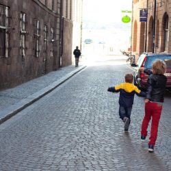 ecni me nje eprson te lumtur se do ndiheni i tille