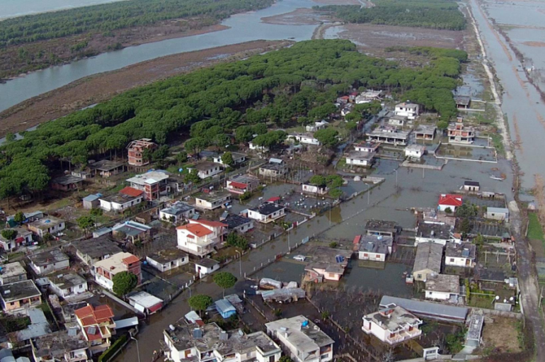 Ndryshimet klimatike dhe përmbytjet, si të nxirren njerëzit nga ky problem