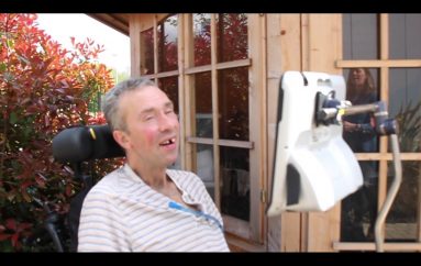 “Qeshim, qajmë, argëtohemi…”, i sëmuri që shkruan libra me sy tregon historinë e tij