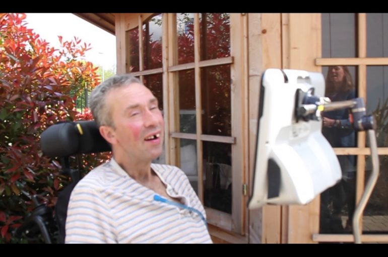 “Qeshim, qajmë, argëtohemi…”, i sëmuri që shkruan libra me sy tregon historinë e tij