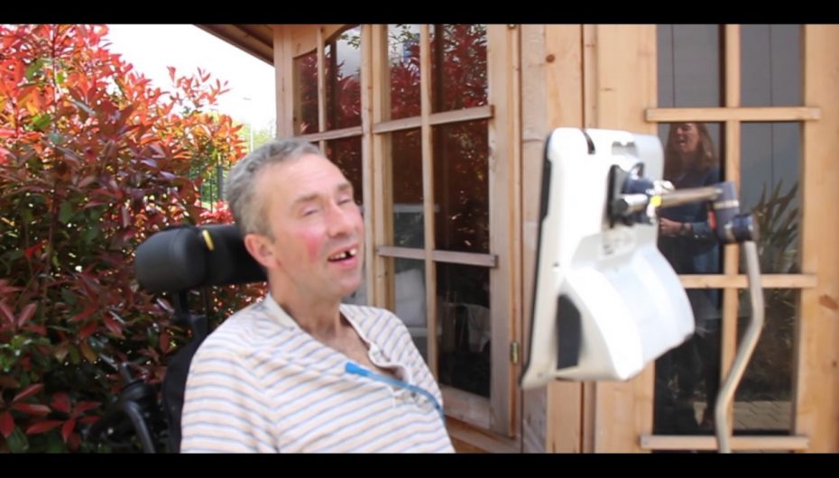 “Qeshim, qajmë, argëtohemi…”, i sëmuri që shkruan libra me sy tregon historinë e tij