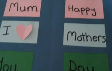 Mësuesja frymëzon nxënëset të bëjnë dhurata me dorë për nënat e tyre