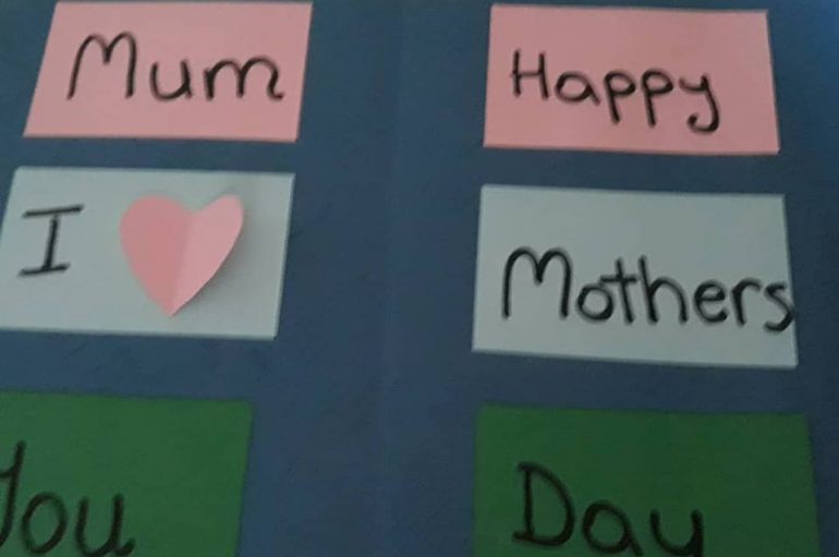 Mësuesja frymëzon nxënëset të bëjnë dhurata me dorë për nënat e tyre