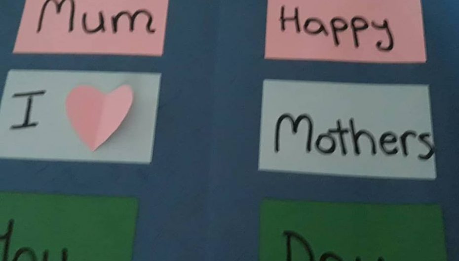 Mësuesja frymëzon nxënëset të bëjnë dhurata me dorë për nënat e tyre