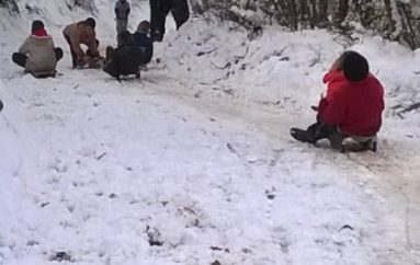 Fëmijët në fshat i gëzohen dëborës