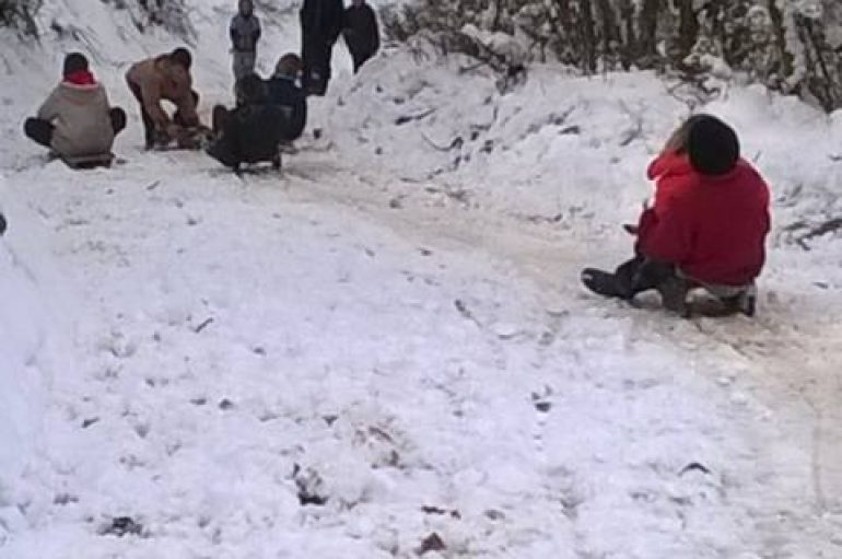 Fëmijët në fshat i gëzohen dëborës