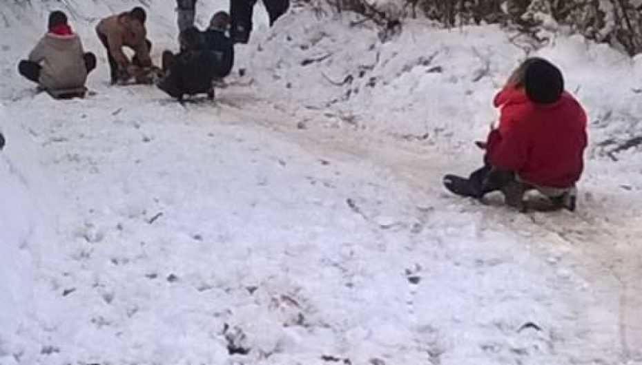 Fëmijët në fshat i gëzohen dëborës