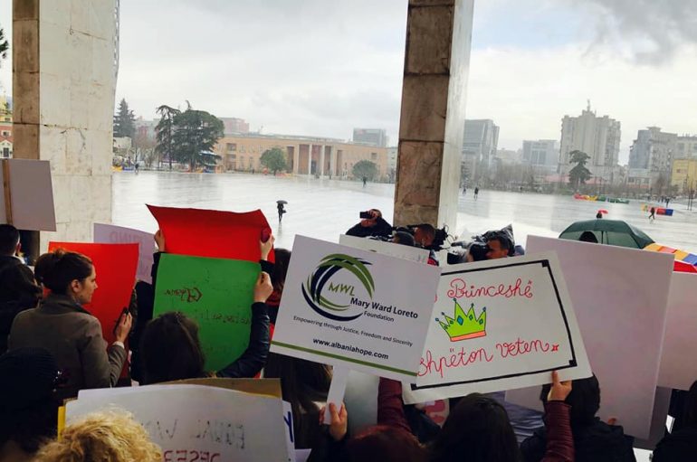 “Një princeshë shpëton veten”, gratë dhe vajzat marshojnë