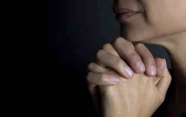 Studimi tregon se një në pesë jo besimtarë luten