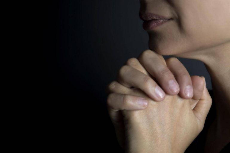 Studimi tregon se një në pesë jo besimtarë luten