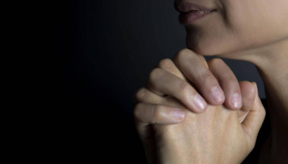 Studimi tregon se një në pesë jo besimtarë luten