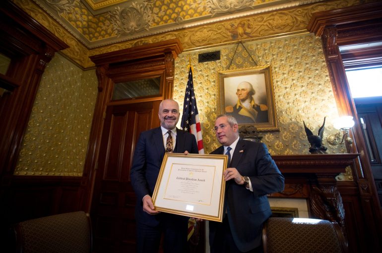 Rama nderohet me çmim në Shtëpinë e Bardhë