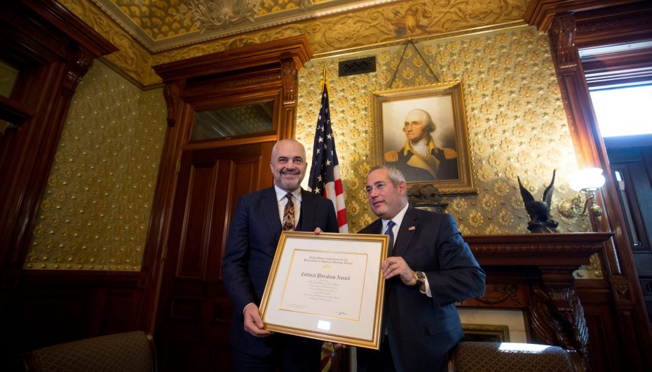 Rama nderohet me çmim në Shtëpinë e Bardhë