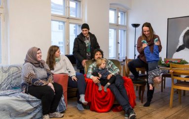 Iniciativa e të rinjve për strehim të refugjatëve në shtëpi thyen kufinjtë