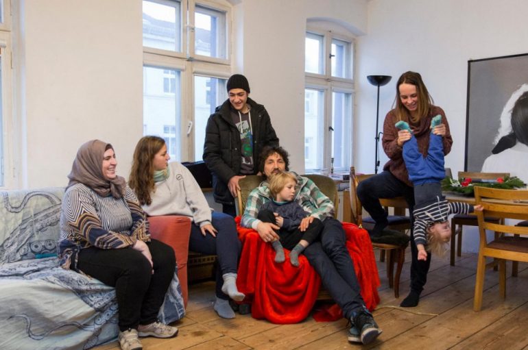 Iniciativa e të rinjve për strehim të refugjatëve në shtëpi thyen kufinjtë