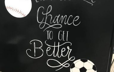 Prindërit befasojnë nxënësit, pikturojnë tualetet e shkollës me mesazhe pozitive