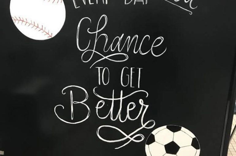 Prindërit befasojnë nxënësit, pikturojnë tualetet e shkollës me mesazhe pozitive