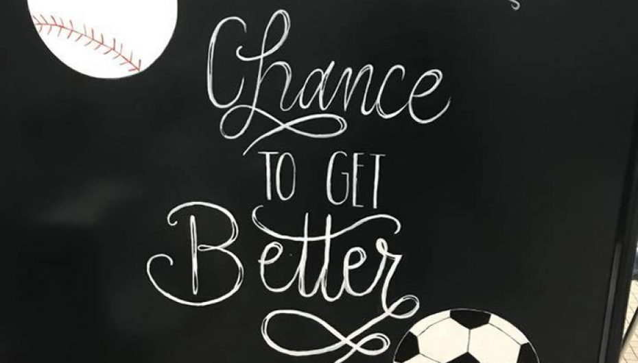 Prindërit befasojnë nxënësit, pikturojnë tualetet e shkollës me mesazhe pozitive