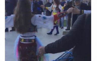 Ambasadori Lu kërcen valle shqiptare (foto)