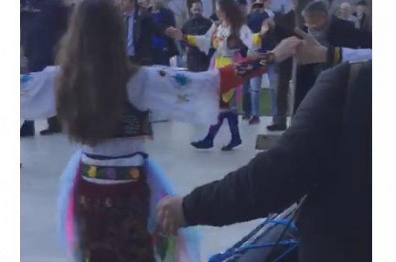 Ambasadori Lu kërcen valle shqiptare (foto)