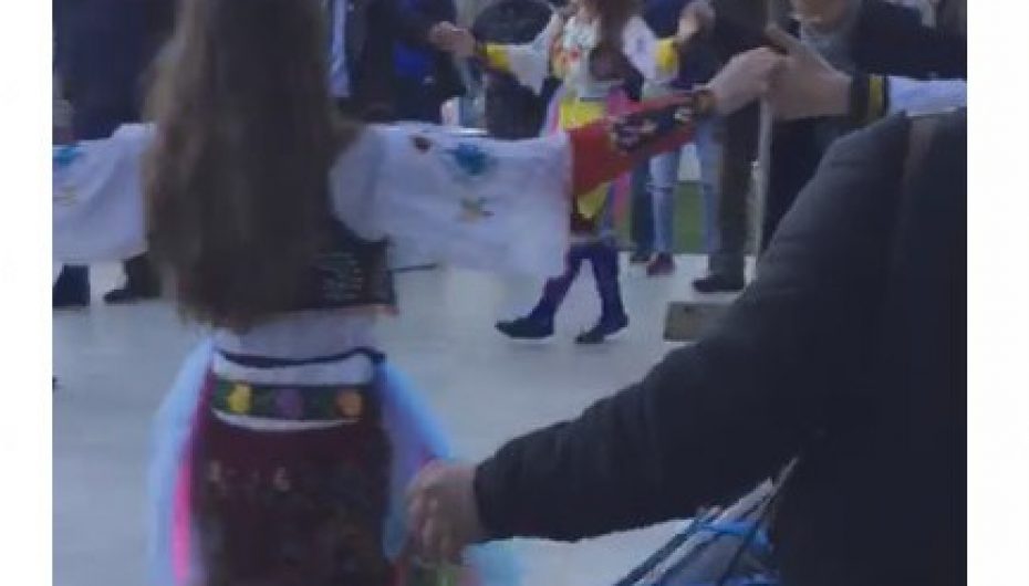 Ambasadori Lu kërcen valle shqiptare (foto)