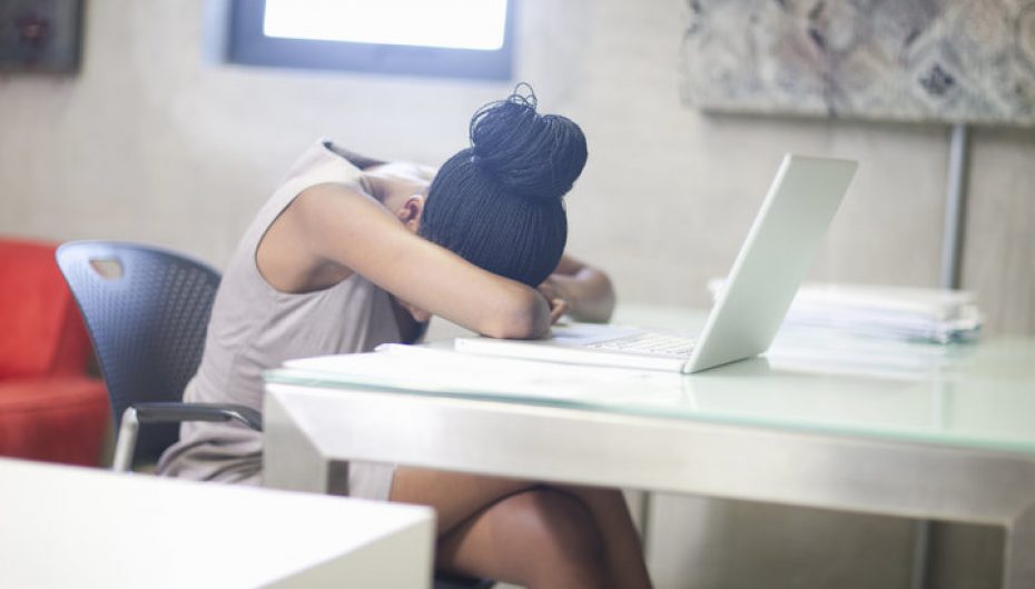 Të qash në punë ndodh, ekspertët tregojnë çfarë të bëni